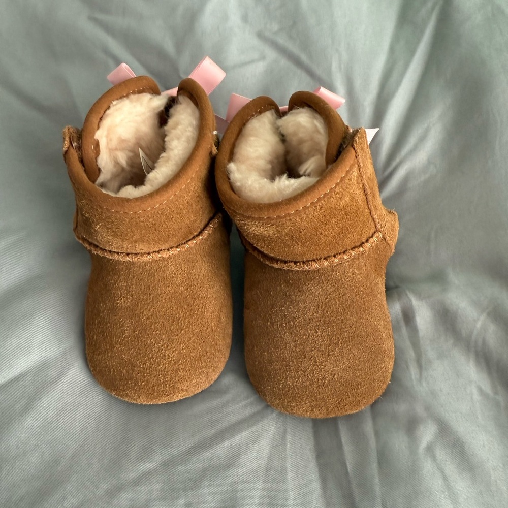 Infant UGG Jesse Bow II. Like New Quality infant worn only a few times. S 0/1.